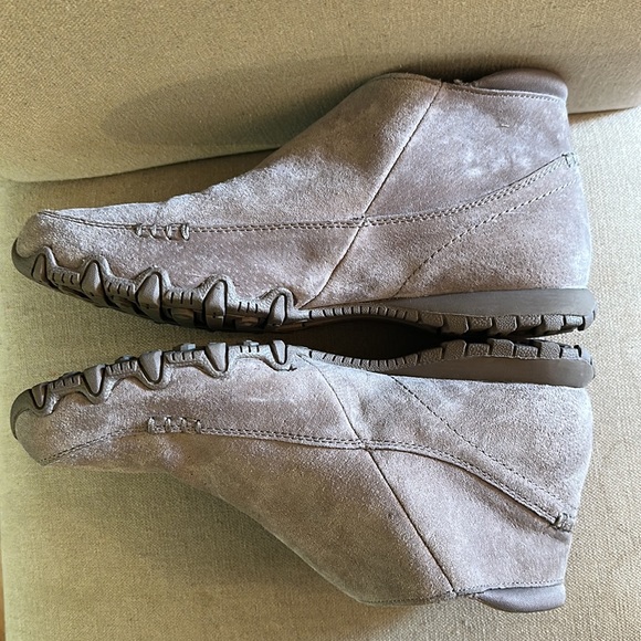 Skechers Women’s Relaxed Fit Suede Side Zip Bikers Ankle Boots Taupe Size 8.5 - Picture 9 of 12